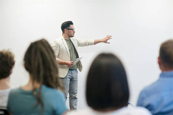 行政管理专业，报考初中小学语文编制教师，会不会专业不符合啊