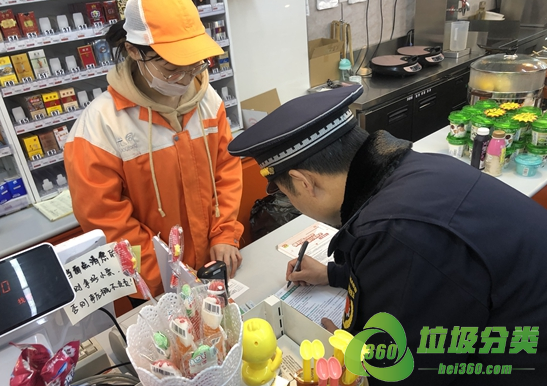 青岛垃圾分类第一天罚单开出，便利店店员不按规定分类被罚20元